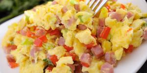 Los nutricionistas recomiendan: “Los huevos revueltos más ricos y sanos no se acompañan con jamón, sino con pavo y champiñones”