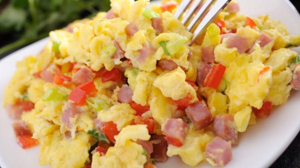 Los nutricionistas recomiendan: “Los huevos revueltos más ricos y sanos no se acompañan con jamón, sino con pavo y champiñones”