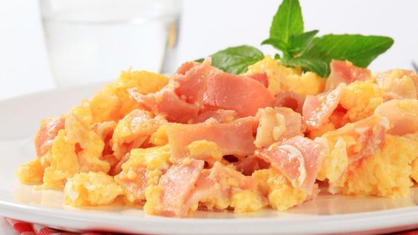 Los nutricionistas recomiendan: “Los huevos revueltos más ricos y sanos no se acompañan con jamón, sino con pavo y champiñones” - Pavo y champiñones: una combinación nutritiva que mejora el revuelto