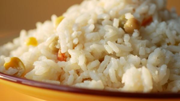 José Ramón, chef, desmonta la receta del arroz blanco: “No se hace con agua, sino con 550 ml de caldo de pollo y 60 g de mantequilla” - Caldo de pollo y mantequilla: el giro inesperado de esta receta tradicional