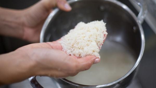 José Ramón, chef, desmonta la receta del arroz blanco: “No se hace con agua, sino con 550 ml de caldo de pollo y 60 g de mantequilla” - El primer error más común al hacer arroz blanco en casa, según el chef José Ramón