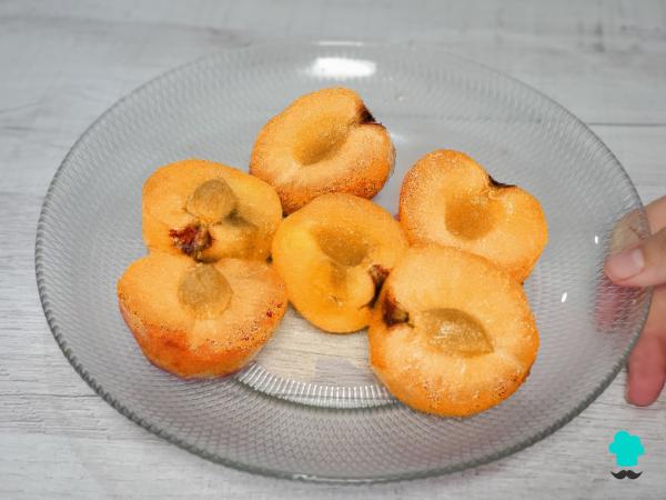 Receta de Tarta de nísperos: el postre más jugoso y aromático para aprovechar la fruta de primavera - Paso 1