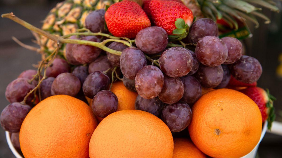 Fresas, uvas y naranjas encabezan la lista de frutas con más pesticidas, según un informe europeo