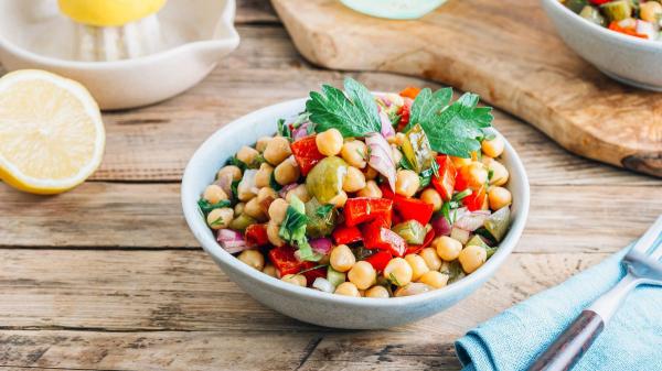 Antes de comerte una lata de sardinas, revisa estas cinco recetas ideales para el verano - Ensalada de garbanzos con sardinas: un plato único ideal para el calor