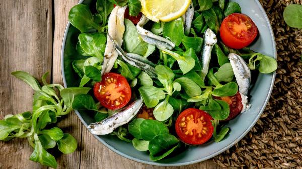 Antes de comerte una lata de sardinas, revisa estas cinco recetas ideales para el verano - Ensalada mediterránea de sardinas, tomate y aceitunas: rápida, completa y saludable