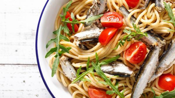 Antes de comerte una lata de sardinas, revisa estas cinco recetas ideales para el verano - Pasta fría veraniega con sardinas y limón: fácil, rápida y deliciosa