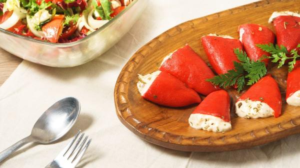 Antes de comerte una lata de sardinas, revisa estas cinco recetas ideales para el verano - Pimientos del piquillo rellenos de sardinas: el aperitivo más fresco del verano