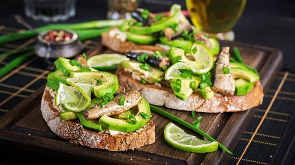 Antes de comerte una lata de sardinas, revisa estas cinco recetas ideales para el verano - Tostas de sardinas con aguacate y pimientos asados: la cena ligera perfecta