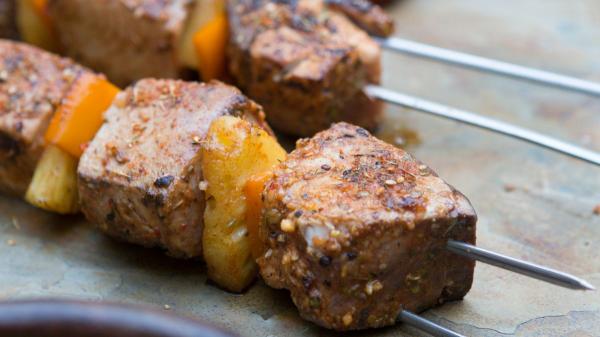 7 recetas con atún fresco fáciles y deliciosas para disfrutar del pescado estrella del verano - Brochetas de atún y verduras: un aperitivo rápido y delicioso