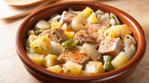 7 recetas con atún fresco fáciles y deliciosas para disfrutar del pescado estrella del verano - Marmitako: el guiso vasco que nunca pasa de moda
