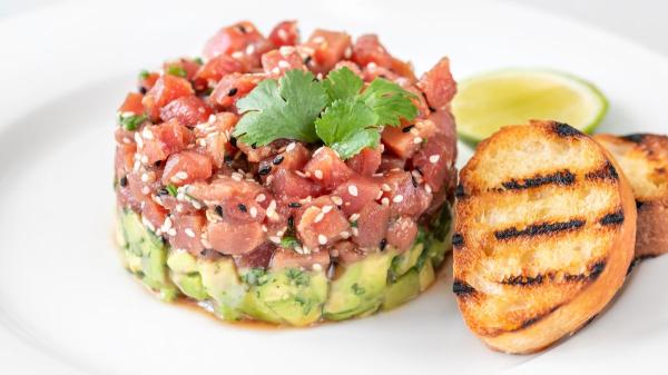 7 recetas con atún fresco fáciles y deliciosas para disfrutar del pescado estrella del verano - Tartar de atún: una receta fresca y muy jugosa