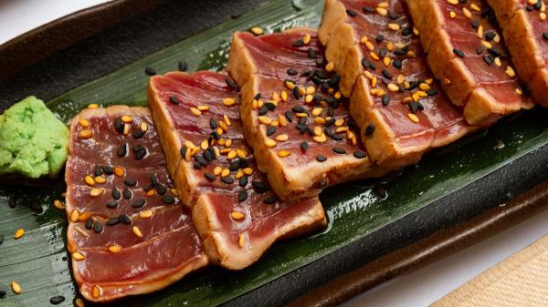 7 recetas con atún fresco fáciles y deliciosas para disfrutar del pescado estrella del verano - Tataki de atún con sésamo: una receta japonesa fácil, rápida y llena de sabor