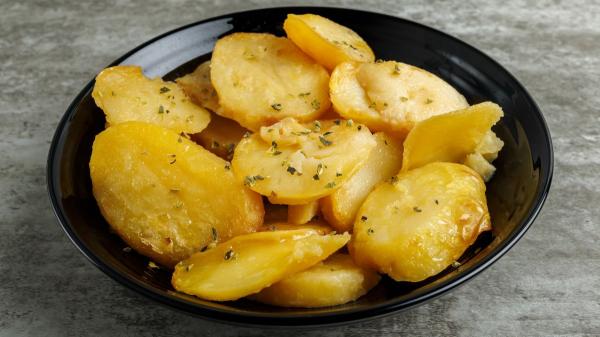 Toñi, abuela cocinera: “Las patatas fritas más buenas no llevan sal, se hacen con 3 dientes de ajo, perejil y un chorrito de vinagre” - Las patatas al montón, una especialidad de la cocina manchega