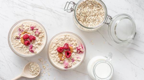 Más allá del café: 7 desayunos antiinflamatorios para deshincharte y llenarte de energía - Avena nocturna con frutos rojos y semillas: saciedad toda la mañana