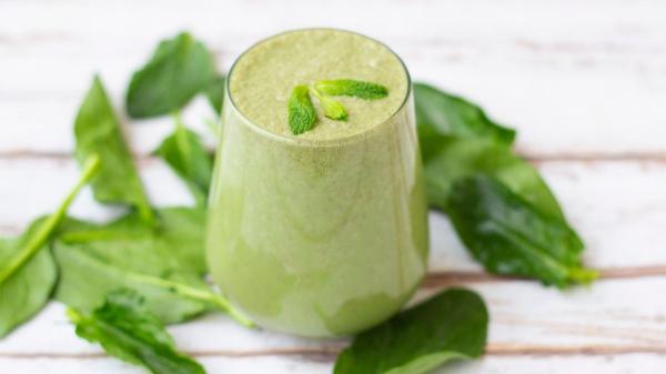 Más allá del café: 7 desayunos antiinflamatorios para deshincharte y llenarte de energía - Batido verde antiinflamatorio con jengibre y espinaca