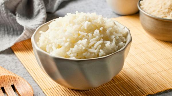 Los chefs españoles coinciden: el arroz blanco no se hace solo con agua, y la ciencia explica por qué - El método opuesto: algunos chefs defienden el arroz más simple posible