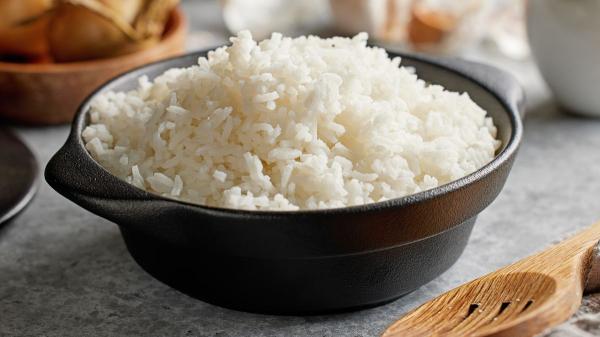 Los chefs españoles coinciden: el arroz blanco no se hace solo con agua, y la ciencia explica por qué - El truco del caldo: por qué algunos chefs rechazan el arroz “solo con agua”