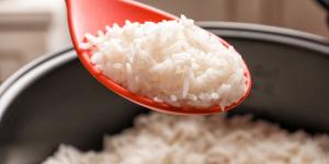 Los chefs españoles coinciden: el arroz blanco no se hace solo con agua, y la ciencia explica por qué