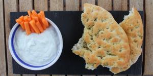 Focaccia de tomillo y romero con tzatziki