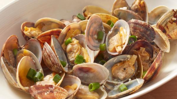 Loli Domínguez, cocinera: “Las alubias de bote más ricas y elegantes se hacen con 500 g de almejas, azafrán y un chorrito de vino blanco” - Unas simples alubias de bote pueden convertirse en un plato sabroso y nutritivo