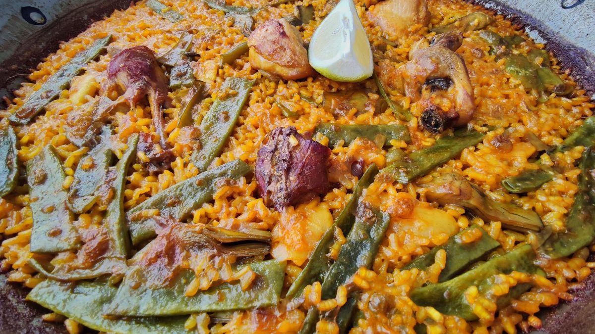 Los chefs valencianos coinciden: “Para hacer la paella no hay que usar caldo, el secreto es que el fondo se cocine con el agua y los propios ingredientes”