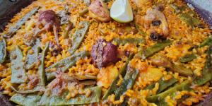 Los chefs valencianos coinciden: “Para hacer la paella no hay que usar caldo, el secreto es que el fondo se cocine con el agua y los propios ingredientes”