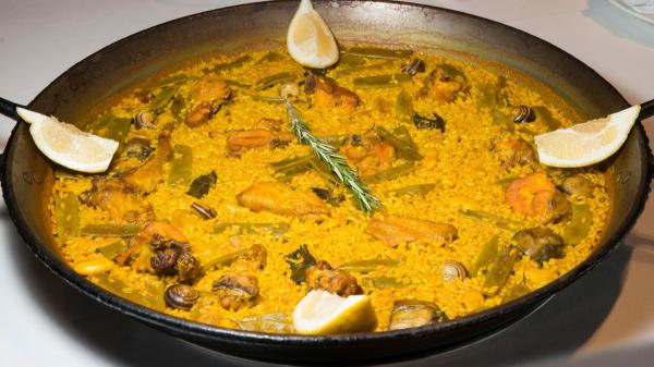 Los chefs valencianos coinciden: “Para hacer la paella no hay que usar caldo, el secreto es que el fondo se cocine con el agua y los propios ingredientes” - Por qué respetar la receta auténtica importa