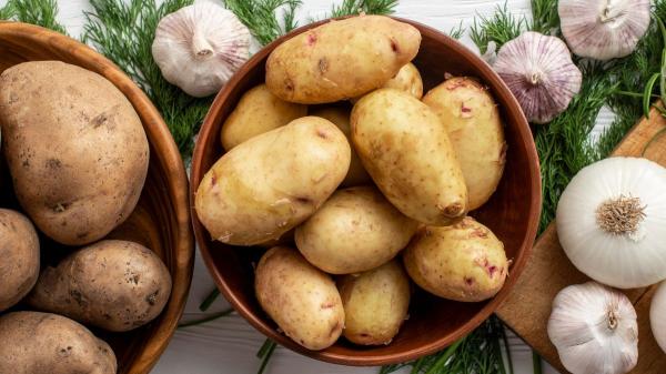 Jordi Cruz, chef, sobre conservar mejor las patatas: “La cebolla puede hacer que broten, el secreto para que duren más tiempo es el ajo” - Cómo guardar las patatas correctamente en casa (y evitar que broten antes de tiempo)