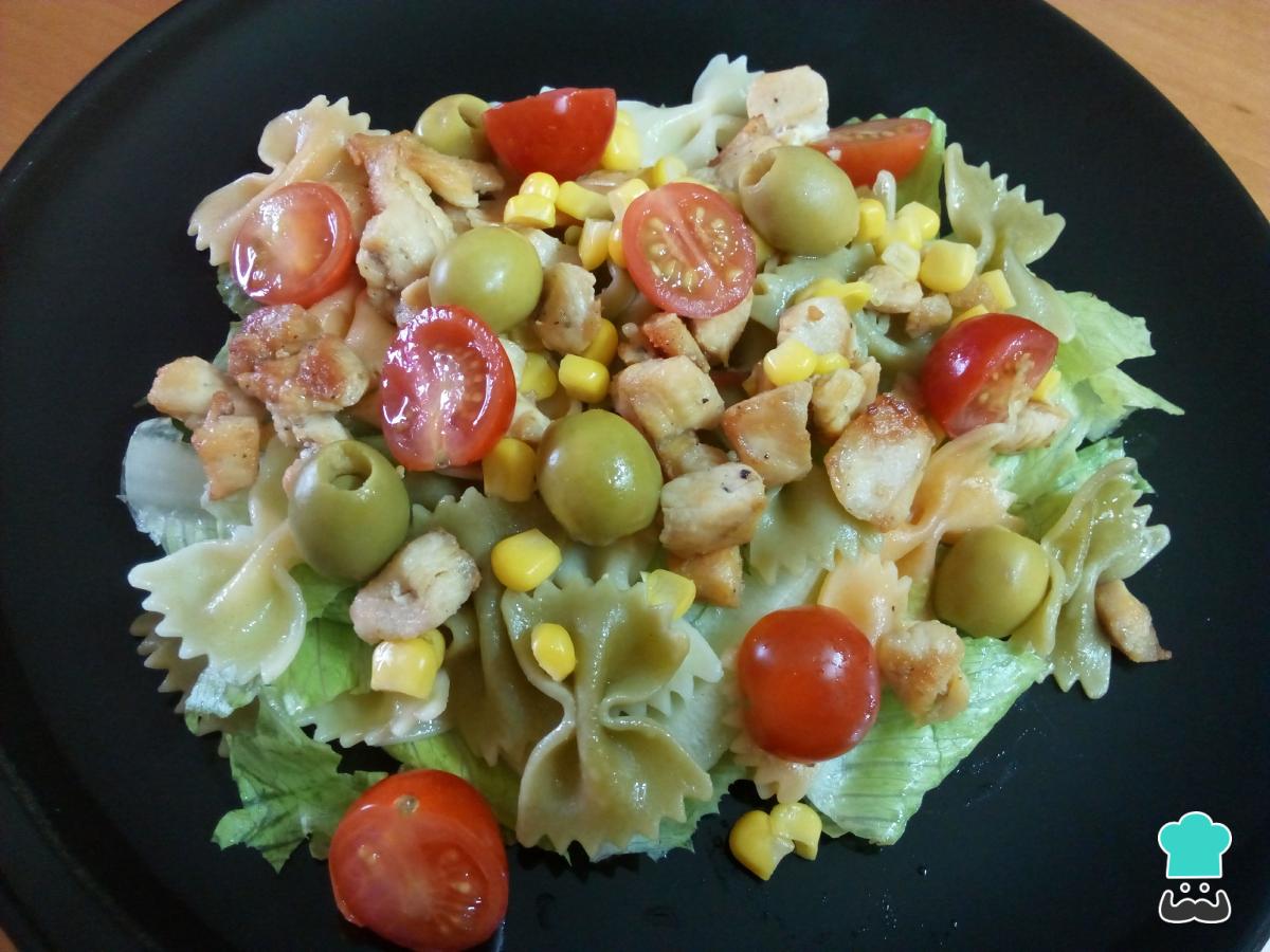 Receta de Ensalada de pasta con pollo y lechuga