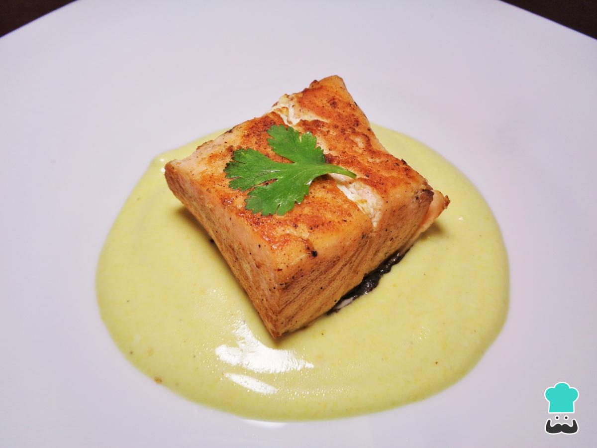 Receta de Salmón a la plancha con salsa de yogur