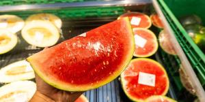 Los expertos coinciden: “No compres melón o sandía ya cortados si no están bien refrigerados”