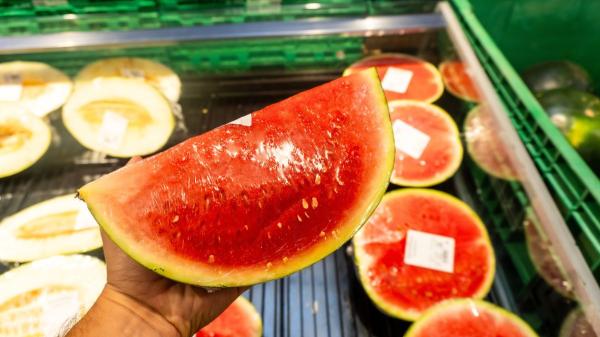 Los expertos coinciden: “No compres melón o sandía ya cortados si no están bien refrigerados”