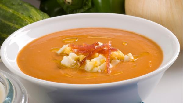 Roberto Bosquet, cocinero: “El mejor salmorejo sin pan y alto en proteínas se hace con 1 kg de tomates, 2 ajos y 3 huevos” - Los 6 ingredientes que necesitas para hacer este salmorejo sin pan