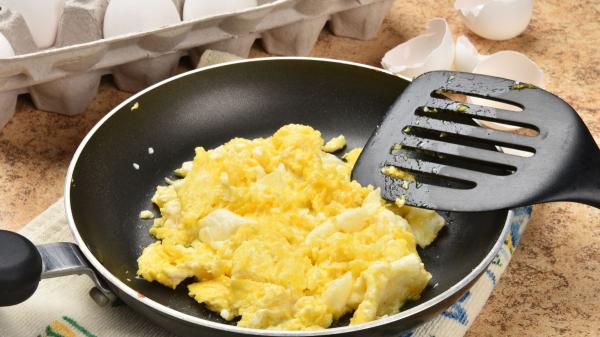 Alberto Chicote, chef: “Para que los huevos revueltos queden más cremosos, no añadas leche, sino una yema extra y pon la sal al final” - El primer truco de Chicote para un revuelto más cremoso: añadir una yema extra
