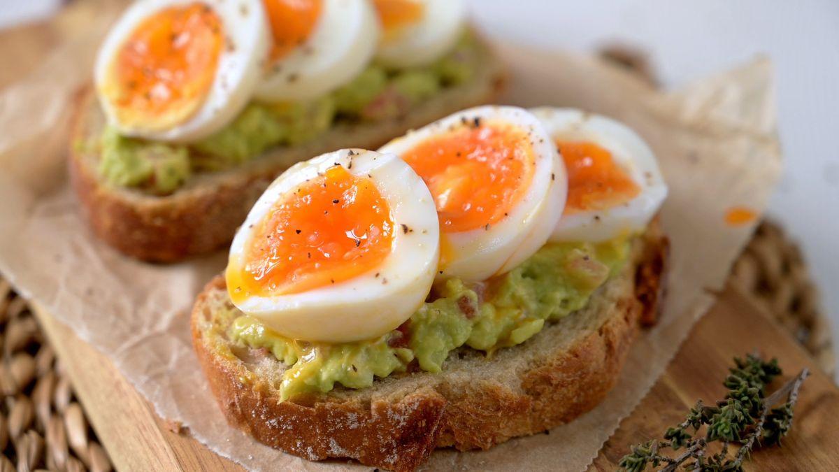 Los nutricionistas coinciden: “A partir de los 50 años, uno de los mejores desayunos es una tostada de pan de masa madre con huevo cocido y café con leche vegetal sin azúcar”