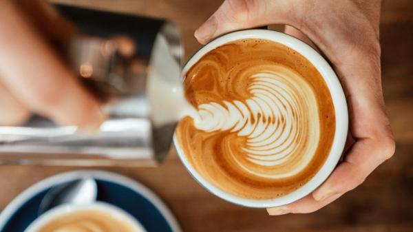 Antioxidantes, microbiota y corazón: los beneficios reales del café según la ciencia - Cómo tomar el café: ¿solo o con leche?