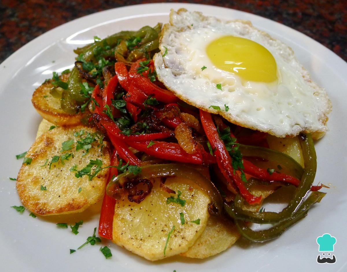Receta de Patatas a lo pobre al horno con huevo