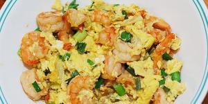 Huevos revueltos con gambas