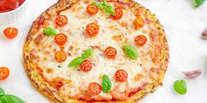Receta de Pizza con base de calabacín al horno: la cena fácil y saludable que querrás repetir
