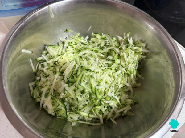 Receta de Pizza con base de calabacín al horno: la cena fácil y saludable que querrás repetir - Paso 1