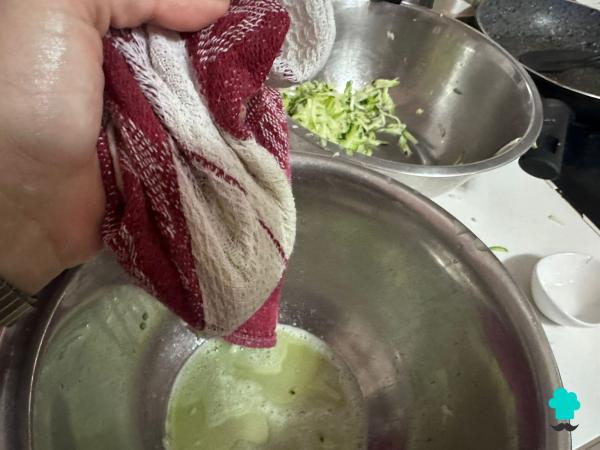 Receta de Pizza con base de calabacín al horno: la cena fácil y saludable que querrás repetir - Paso 2