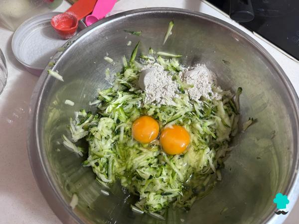 Receta de Pizza con base de calabacín al horno: la cena fácil y saludable que querrás repetir - Paso 3