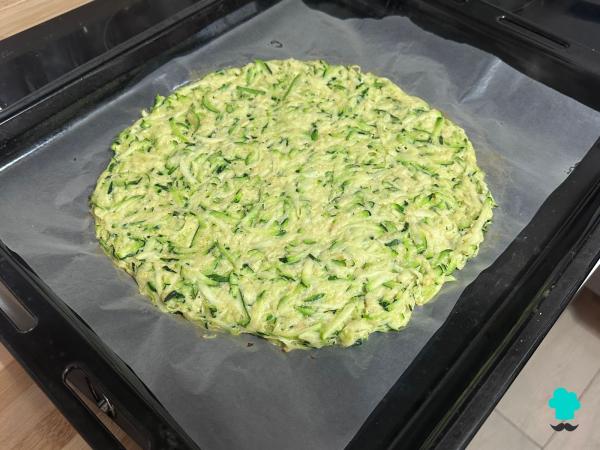 Receta de Pizza con base de calabacín al horno: la cena fácil y saludable que querrás repetir - Paso 4