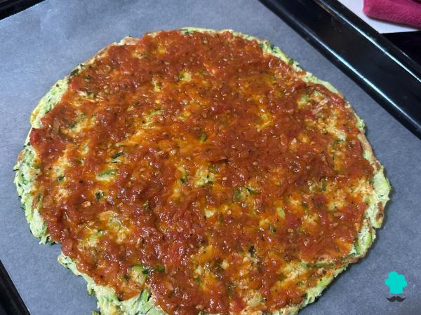 Receta de Pizza con base de calabacín al horno: la cena fácil y saludable que querrás repetir - Paso 6