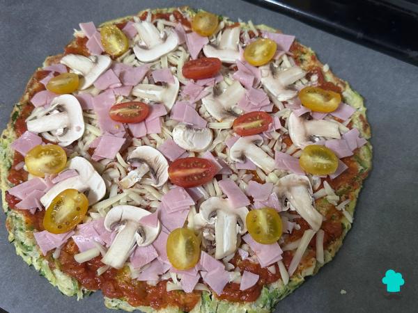 Receta de Pizza con base de calabacín al horno: la cena fácil y saludable que querrás repetir - Paso 7