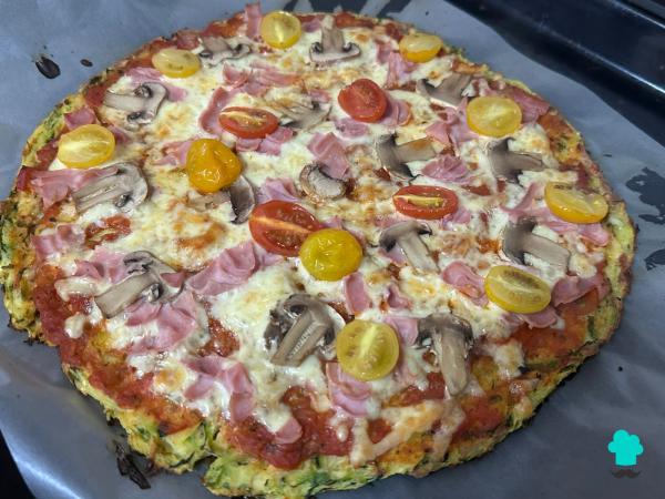 Receta de Pizza con base de calabacín al horno: la cena fácil y saludable que querrás repetir - Paso 8