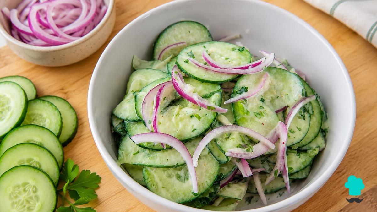 Receta de Ensalada de pepino y yogur: el plato refrescante, cremoso y sencillo que triunfa en verano para acompañar cualquier plato