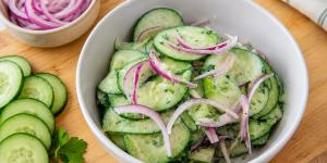 Receta de Ensalada de pepino y yogur: el plato refrescante, cremoso y sencillo que triunfa en verano para acompañar cualquier plato