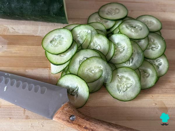 Receta de Ensalada de pepino y yogur: el plato refrescante, cremoso y sencillo que triunfa en verano para acompañar cualquier plato - Paso 1