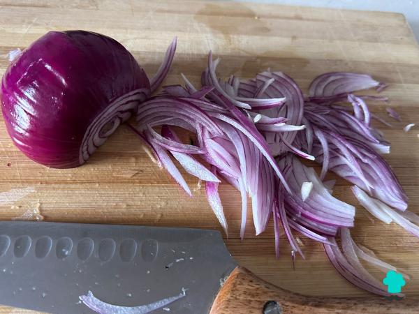 Receta de Ensalada de pepino y yogur: el plato refrescante, cremoso y sencillo que triunfa en verano para acompañar cualquier plato - Paso 2